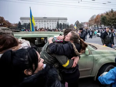 A local resident hugs Ukrainian serviceman as people celebrate after Russia's retreat from Kherson, in central Kherson, Ukraine November 12, 2022. REUTERS/Yevhenii Zavhorodnii   TPX IMAGES OF THE DAY