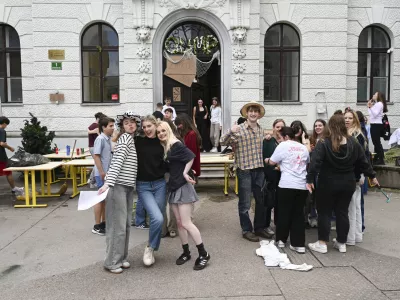 17.05.2024 - zaključek šolskega leta - maturanti - Gimnazija Poljane – veselje dijakov ob zaključku 2. ocenjevalnega obdobja in pouka za zaključne letnike v šolskem letuFOTO: Nik Erik Neubauer