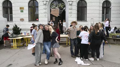 17.05.2024 - zaključek šolskega leta - maturanti - Gimnazija Poljane – veselje dijakov ob zaključku 2. ocenjevalnega obdobja in pouka za zaključne letnike v šolskem letuFOTO: Nik Erik Neubauer