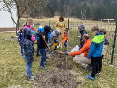 Učenci PŠ Bukovščica v občini Škofja Loka so skupaj s hišnikom in pobudnico projekta Čiško Podnar na dvorišču pred šolo zasadili prvi dve jablani.