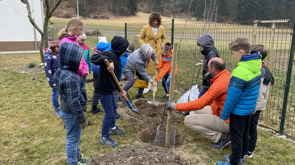 Učenci PŠ Bukovščica v občini Škofja Loka so skupaj s hišnikom in pobudnico projekta Čiško Podnar na dvorišču pred šolo zasadili prvi dve jablani.