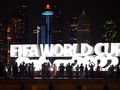 16 November 2022, Qatar, Doha: Fans stand in front of the sign "Fifa Wordcup Qatar 2022" sign at the Doha Corniche ahead of the 2022 FIFA Qatar World Cup. Photo: Federico Gambarini/dpa