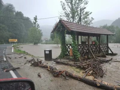 Osilnica.<br>V obcini Osilnica, ki so jo v petek prizadele poplave, je bilo poskodovanih veliko obcinske in drzavne infrastrukture in poplavljenih veliko his.<br>Poplavljanje reke Kolpe.<br>Foto: Facebook profil Obcine Osilnica