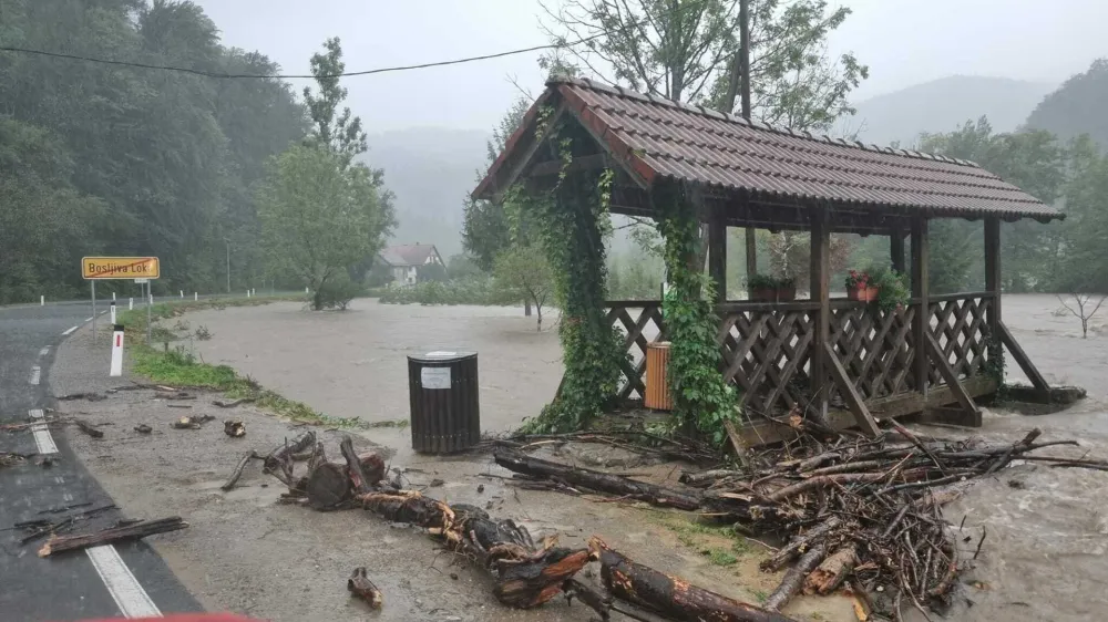 Osilnica.<br>V obcini Osilnica, ki so jo v petek prizadele poplave, je bilo poskodovanih veliko obcinske in drzavne infrastrukture in poplavljenih veliko his.<br>Poplavljanje reke Kolpe.<br>Foto: Facebook profil Obcine Osilnica