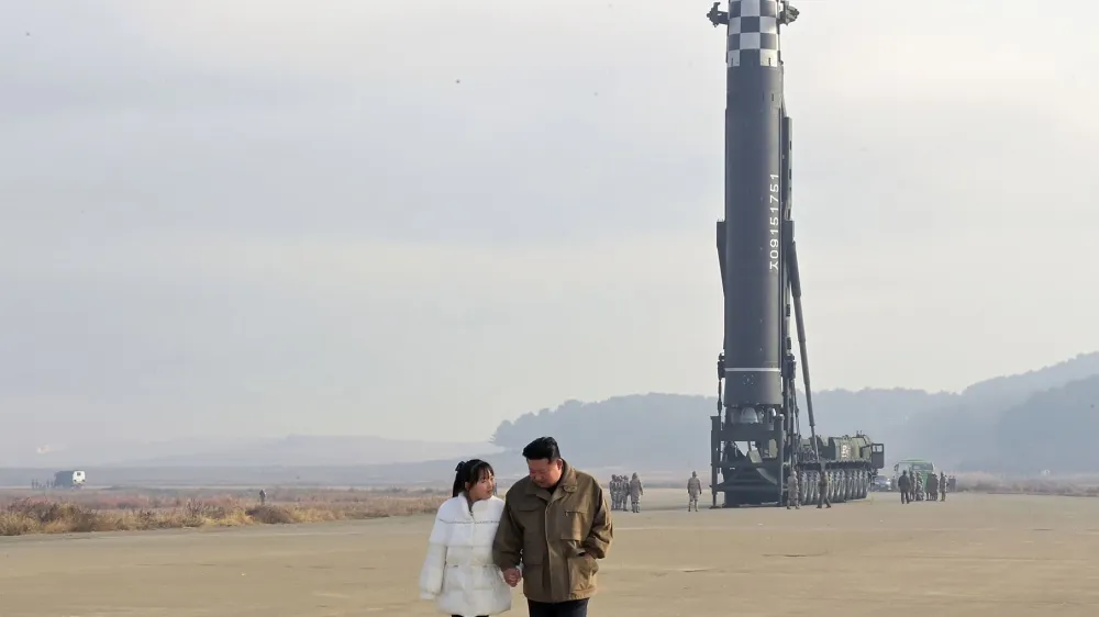 HANDOUT - 18 November 2022, North Korea, ---: A picture provided by the North Korean state news agency (KCNA) on 19 November 2022 shows North Korean leader Kim Jong-un (R) walking accompanied by his daughter during the launching of Hwasong-17 intercontinental ballistic missiles. Photo: -/KCNA/dpa - ACHTUNG: Nur zur redaktionellen Verwendung im Zusammenhang mit der aktuellen Berichterstattung und nur mit vollständiger Nennung des vorstehenden Credits