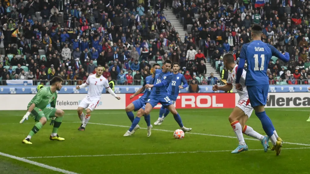 Slovenija je zadetek za zmago proti Črni gori dosegla po sijajnem protinapadu v režiji Benjamina Šeška (številka 11) in Mihe Zajca (10).