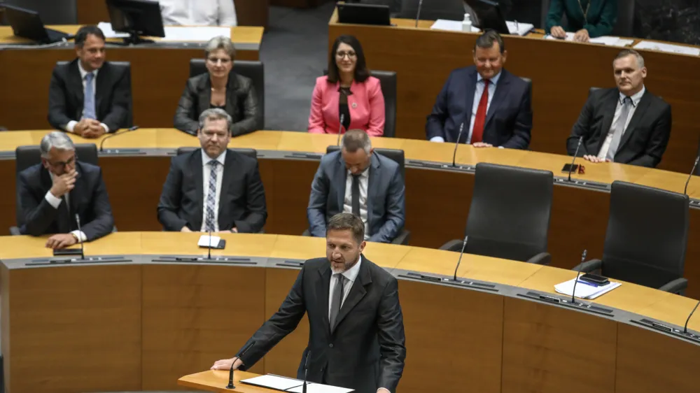 minister za finance Klemen Boštjančič (GS)- 01.06.2022 - Izredna seja DZ, na kateri so potrjevali 17. novih ministrov - 15. petnajsta Vlada Republike Slovenije RS v samostojni Sloveniji pod vodstvom predsednika vlade dr. Roberta Goloba -  //FOTO: Luka Cjuha