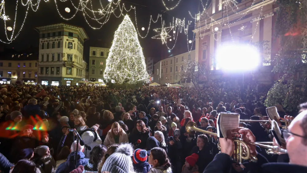 - 25.11.2022 – Veseli December v Ljubljani 2022 - prižig prazničnih luči v središču prestolnice - svetlobna okrasitev mesta - začetek prazničnega decembrskega sejma na ljubljanskih ulicah - novoletno okrašena Ljubljana - //FOTO: Luka Cjuha