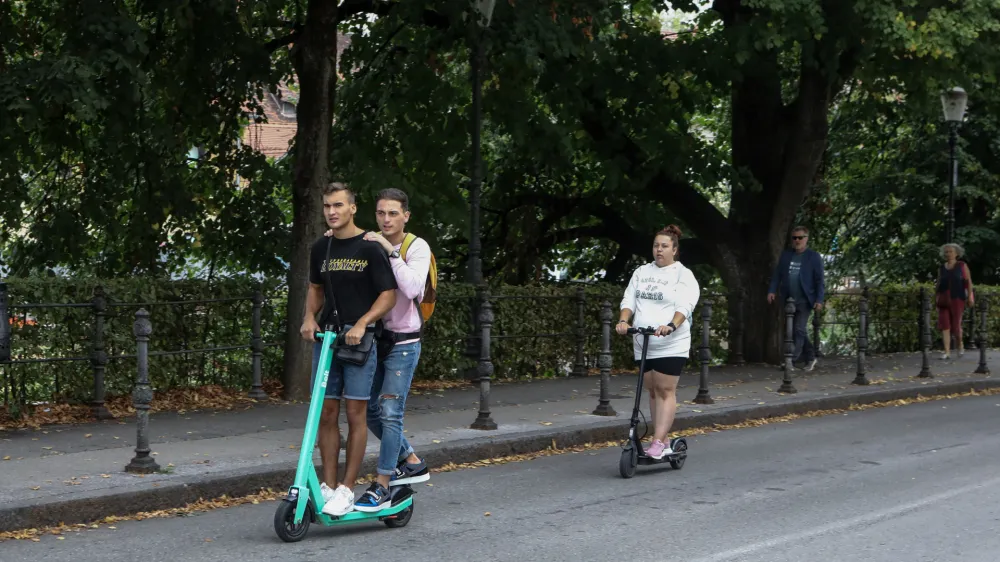  - nevarna vožnja s skiroji <br><br>- 31.08.2022 – Električni skiroji podjetja Bolt v Ljubljani – omejitev hitrosti izposojenih e-skirojev v peš coni na pet kilometrov na uro. <br> <br>//FOTO: Luka Cjuha<br>