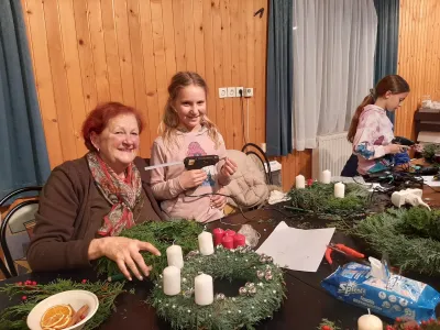 Marjeta Jamnik, upokojena učiteljica

Rada pridem, druženje mi veliko pomeni. V zadnjem obdobju se naših dogodkov udeleži več starejših, otrok je zaradi številnih obveznosti čedalje manj. Nekateri med njimi sploh nimajo časa živeti.