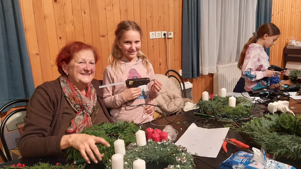 Marjeta Jamnik, upokojena učiteljica

Rada pridem, druženje mi veliko pomeni. V zadnjem obdobju se naših dogodkov udeleži več starejših, otrok je zaradi številnih obveznosti čedalje manj. Nekateri med njimi sploh nimajo časa živeti.