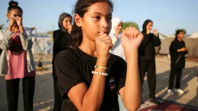 Girls train for boxing under Palestinian boxing coach Osama Ayoub near a tent camp sheltering displaced people, amid the Israel-Hamas conflict, in Khan Younis in the southern Gaza Strip, July 10, 2024. REUTERS/Hatem Khaled / Foto: Hatem Khaled