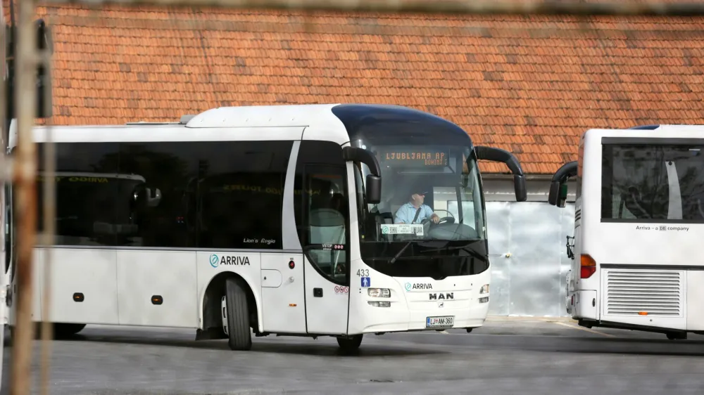 - vozniki avtobusov podjetij v skupini Arriva Slovenija so po več neuspenih pogajanjih z vodstvom drube napovedali začetek stavke - stavka  protest - 04 09.2017  avtobusni prevoznik Arriva, poslovna enota v Ljubljani, Sredika ulica 4  //FOTO: Luka Cjuha