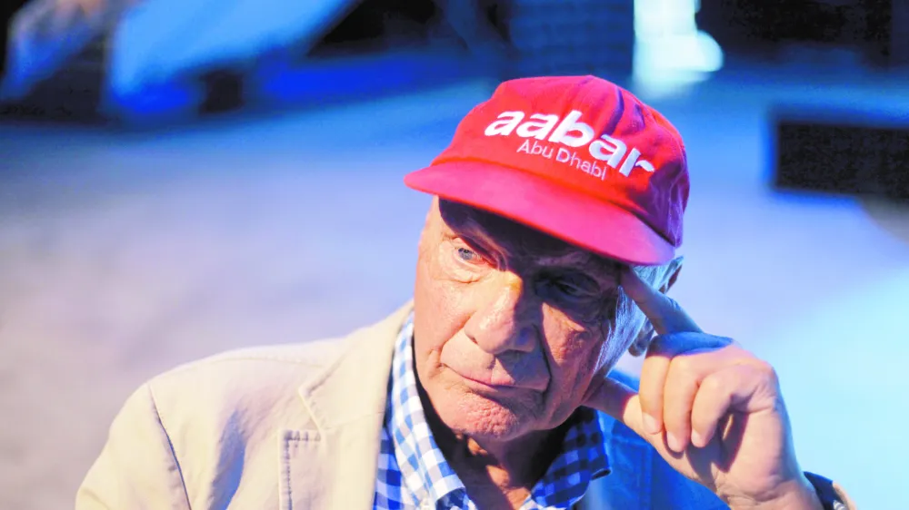 ﻿Niki Lauda, legenda Formule 1 in uspešen poslovnež - trikratnega zmagovalca svetovnega prvenstva je zgodovinska nesreča leta 1976 vidno zaznamovala - kasneje je prevzel vlogo svetovalca ekipe Mercedes, lansiral lastno letalsko linijo Lauda Air, napisal pet biografskih knjig ter se preizkusil tudi v Hollywoodu.    //FOTO: Jaka GasarOPOMBA: ZA OBJAVO V PRILOGI – DNEVNIKOV OBJEKTIV - INTERVJU 2013