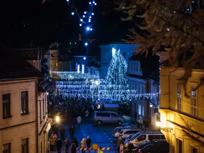 ﻿novoletno okrašen kamnik