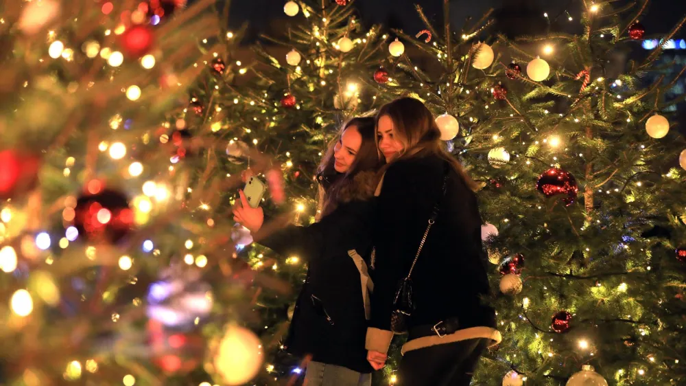 ﻿19.12.2021 - Advent, božični sejem v Zagrebu<br>Foto Robert Balen, Večer