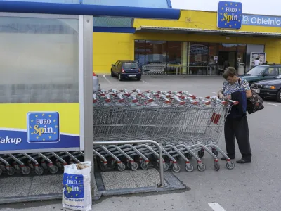 Kumulativna prodaja treh diskontnih trgovcev, ki naj bi imeli po naših podatkih na slovenskem trgu skupaj tretjinski tržni delež, prekaša Mercatorjevo maloprodajo. Fotografija je simbolična.