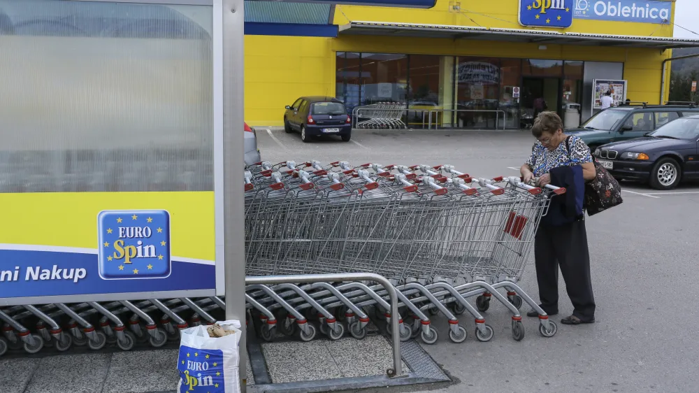 Kumulativna prodaja treh diskontnih trgovcev, ki naj bi imeli po naših podatkih na slovenskem trgu skupaj tretjinski tržni delež, prekaša Mercatorjevo maloprodajo. Fotografija je simbolična.