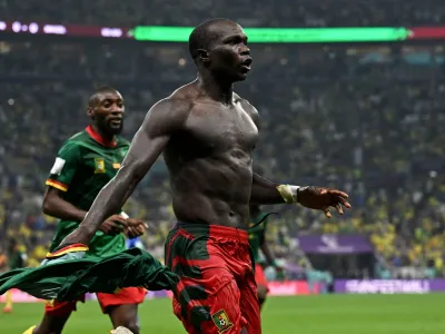 Vincent Aboubakar si je pri proslavljanju gola proti Braziliji slekel dres, prejel drugi rumeni in posledično rdeči karton, a to njegovega veselja ni ustavilo.