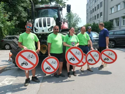 kmečki punt, Kmečka iniciativa je pred ministrstvo za infrastrukturo dostavila prometne znake, ki jih je odstranila z nove obvoznice Britof-Hotemaže. Foto: Tatjana Pihlar  