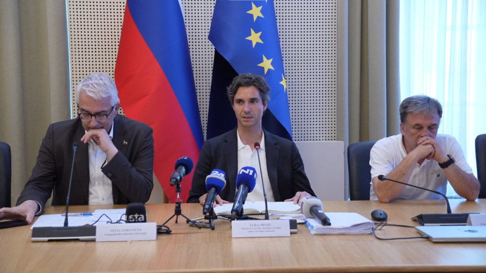 Ljubljana, vlada.Novinarska konferenca po seji Ekonomsko-socialnega sveta (ESS).Mitja Gorenscek iz Gospodarske zbornice Slovenije (GZS), minister za delo, druzino, socialne zadeve in enake moznosti Luka Mesec in Andrej Zorko iz Zveze svobodnih sindikatov Slovenije.Foto: STA