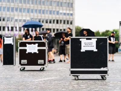 ﻿Protest tehnikov, zaposlenih v z glasbeni industriji, z delovnimi kovčki, pred parlamentom avgusta 2020; PustiteNamDelat-Ljubljana; pod iniciativo Dobrodelnega društva MiDelamoDogodke