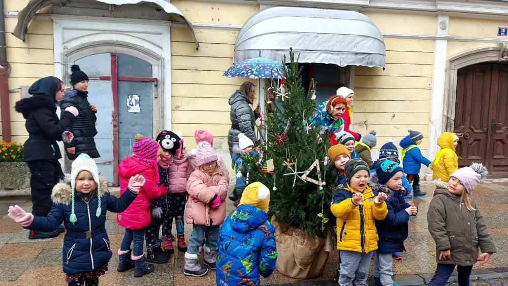 Kamniški otroci so poskrbeli, da je novoletna smrečica primerno okrašena. F visitkamnik