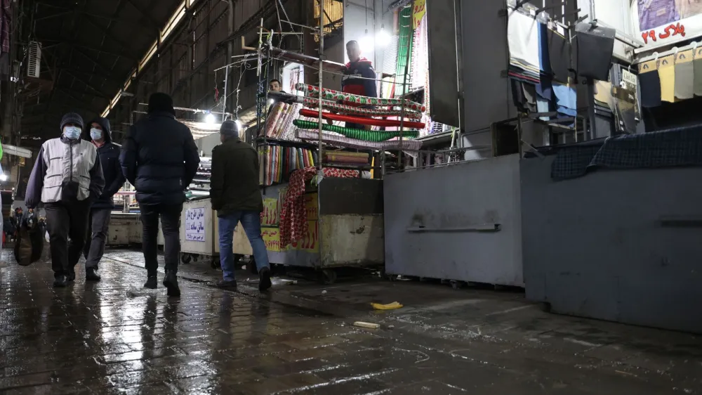 Iranians walk through Tehran Bazaar, in Tehran, Iran December 5, 2022. Majid Asgaripour/WANA (West Asia News Agency) via REUTERS ATTENTION EDITORS - THIS PICTURE WAS PROVIDED BY A THIRD PARTY