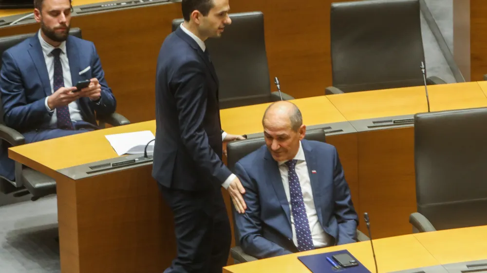 Janez Jana, predsednik vlade RSMatej Tonin, minister za obrambo13.03.2020 - Dravnizbor - izredna seja DZ, na kateri so potrdili listo kandidatov za ministre pod vodstvom predsednika vlade Janeza Jane //FOTO: BojanVelikonjaMatej Tonin, minister za obrambo