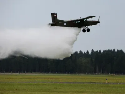 ﻿- prikaz gašenje požara - večnamensko transportno vojaško letalo Pilatus PC-6- 10.08.2017 – Letalska baza Brnik - Slovenska vojska (SV) - dežurna helikopterska posadka za potrebe reševanja v gorah in za izvajanje medbolnišničnih prevozov,//FOTO: Bojan Velikonja