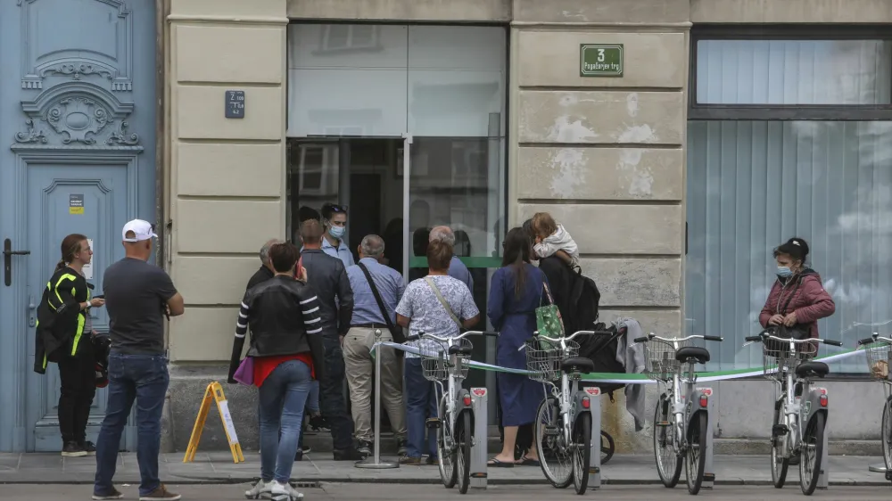 Necepljeni, stari od 50 do 64 let, so imeli po izračunih NIJZ sredi marca več kot štirikrat večje tveganje hospitalizacije v primerjavi s cepljenimi. Na fotografiji čakajoči na testiranje&nbsp; pred ljubljansko Kresijo na lanskem vrhu epidemije. Foto: Jaka Gasar&nbsp;