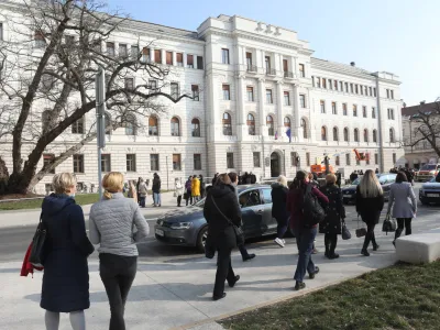 ﻿<br><br><br>- 07.03.2022 - Vrhovno sodišče Ljubljana, Tavčarjeva 9 - bombni preplah v sodni palači - zaradi grožnje z bombo so izpraznili ljubljansko sodno palačo<br><br><br>//FOTO: Tomaž Skale