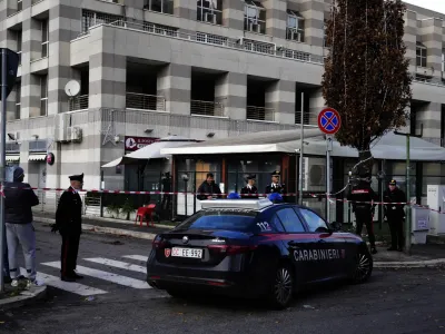 V nedeljo dopoldne je 57-letni moški na sestanku s sosedi začel nenadzorovano streljati. Ubil je tri, štiri pa ranil. 