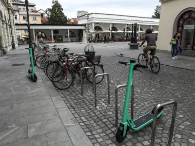 - 31.08.2022 – Električni skiroji podjetja Bolt v Ljubljani – omejitev hitrosti izposojenih e-skirojev v peš coni na pet kilometrov na uro.  //FOTO: Luka Cjuha