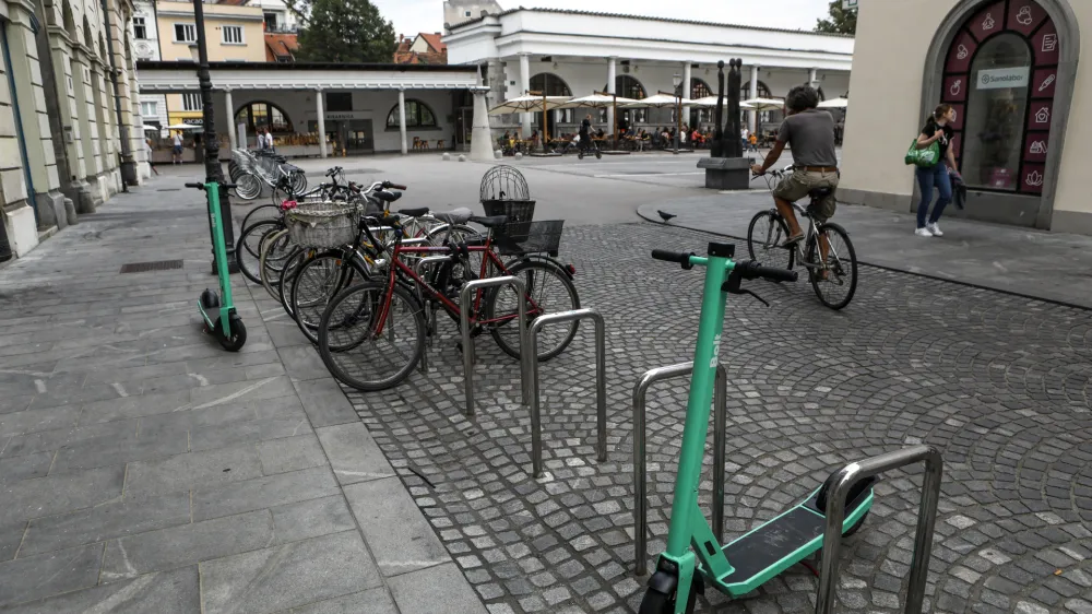 - 31.08.2022 – Električni skiroji podjetja Bolt v Ljubljani – omejitev hitrosti izposojenih e-skirojev v peš coni na pet kilometrov na uro.  //FOTO: Luka Cjuha