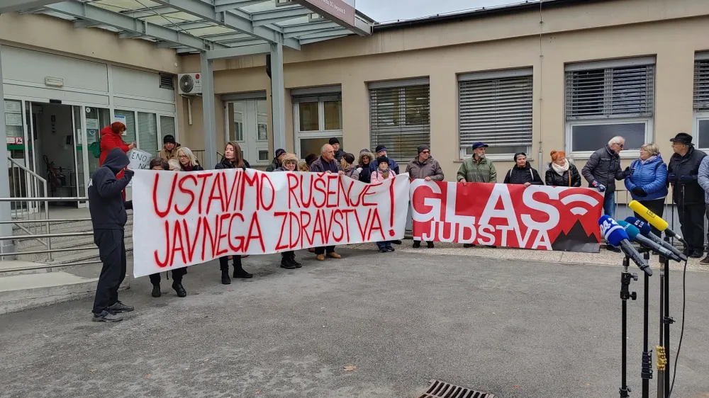 Ljubljana, Zdravstveni dom Ljubljana - Moste-Polje PE Polje.<br>Protest iniciative Glas ljudstva pred ZD Ljubljana - Moste-Polje PE Polje.<br>Foto: STA