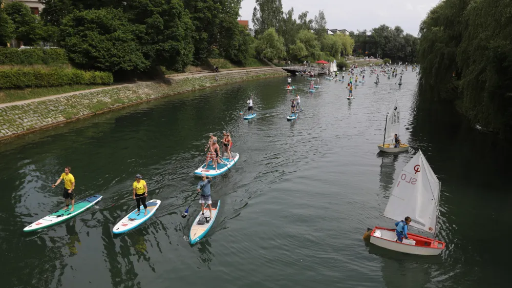 - 05.06.2022 - 100 supov na Ljubljanici za čistejšo reko - množično okoljevarstveno druženje suparjev iz cele Slovenije, ki jim ni vseeno za onesnažene vode – čiščenje nabrežja - Ljubljanica – sup deske – supanje - //FOTO: Luka Cjuha