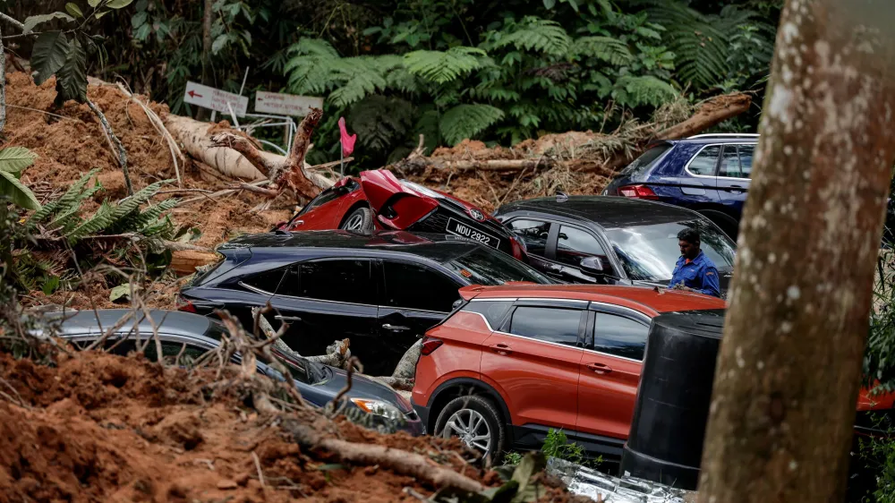 16 December 2022, Malaysia, Batang Kali: Damaged vehicles are seen at the site of a land collapse at the camping ground in Batang Kali. At least 10 people have died. Photo: Amirul Azmi/BERNAMA/dpa