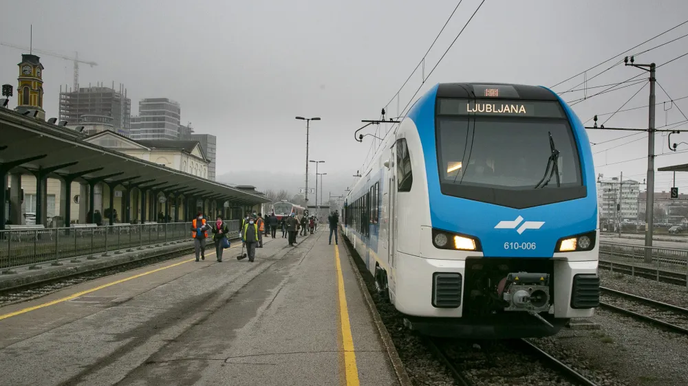 ﻿Vlak Stadler, prvi od 52 naročenih švicarskih potniških vlakov, je pripeljal v Ljubljano iz Kamnika