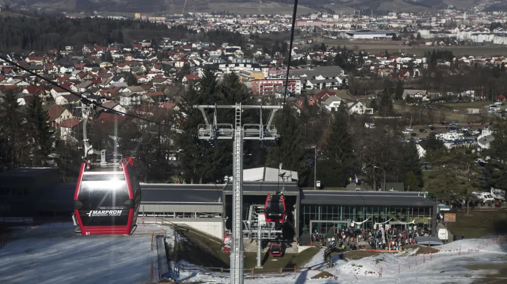 ﻿- Pohorska vzpenjača - gondola -- 21.02.2015 - Smučišče Mariborsko Pohorje - Športni center Pohorje - največji smučarski center v Sloveniji -  ///FOTO: Luka Cjuha.