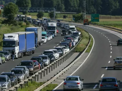 - prometni zastoj - zaprta avtocesta med Brnikom in martnim - kolona - 09.06.2017 - Gorenjska avtocesta - prometna nesreča pri počivaliču Povodje proti Ljubljani v kateri sta bila udeleena osebno vozilo in motorist, ki je na kraju nesreče umrl..   //FOTO: Luka Cjuha