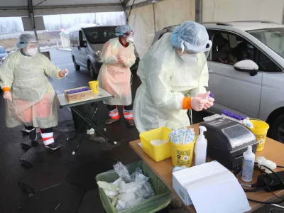 PCR testiranje po sistemu drive-in –- epidemija koronavirus covid-19<br><br>- 17.01.2022 - Parkirišče P+R Stanežiče ob Celovški cesti na severnem obrobju Ljubljane.<br><br>//FOTO: Tomaž Skale<br>