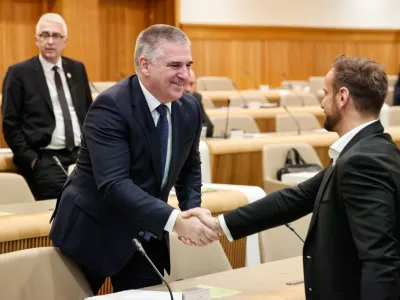 Novi predsednik državnega sveta Marko Lotrič je v četrtem krogu na tajnem glasovanju dobil 21 glasov podpore, kar je zadoščalo za izvolitev v 40-članski drugi dom slovenskega parlamenta. Foto: STA