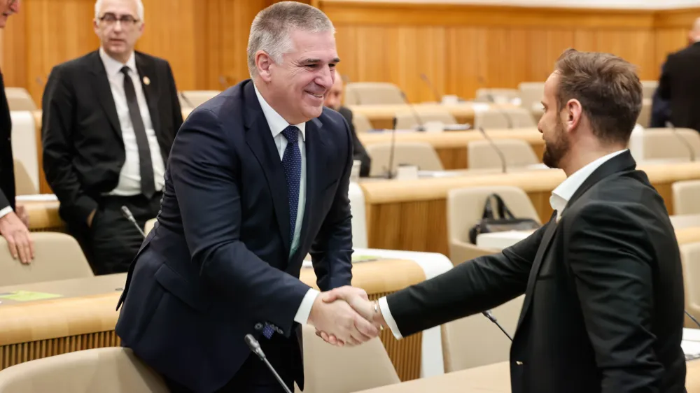 Novi predsednik državnega sveta Marko Lotrič je v četrtem krogu na tajnem glasovanju dobil 21 glasov podpore, kar je zadoščalo za izvolitev v 40-članski drugi dom slovenskega parlamenta. Foto: STA