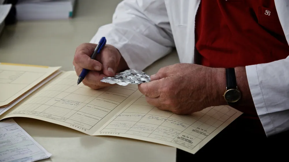 dr. Aleksander Doplehar, specialist MDPŠ, zdravnik v pokoju, ki vodi brezplačno ambulanto za ljudi brez zdravstvenega zavarovanja.- Ambulanta s posvetovalnico za osebe brez zdravstvenega zavarovanja – Ordinacija.net - Pro Bono - Mislejeva ulica 3, Ljubljana /FOTO: Luka CjuhaOPOMBA: ZA OBJAVO V PRILOGI – DNEVNIKOV OBJEKTIV - INTERVJU