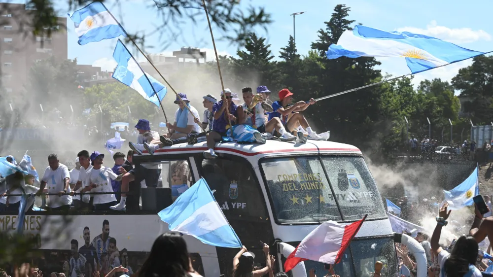 20 December 2022, Argentina, Buenos Aires: The Argentine soccer team bus welcomed by fans during the celebration parade upon their arrival after winning the FIFA World Cup Qatar 2022. Photo: Pepe Mateos/telam/dpa