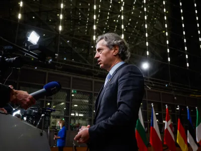 Predsednik vlade Robert Golob poudarja svojo pravico, da ga varujejo varnostniki, ki jim zaupa. 