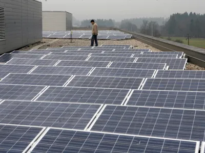 sončne celice - solarni moduli  - Tehnološki park Ljubljana - nova sončna elektrarna na strehi objekta, stavba B  //FOTO: Bojan Velikonja 