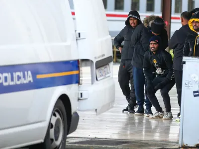 Hrvaška policija in migranti. Fotografija je simbolična.