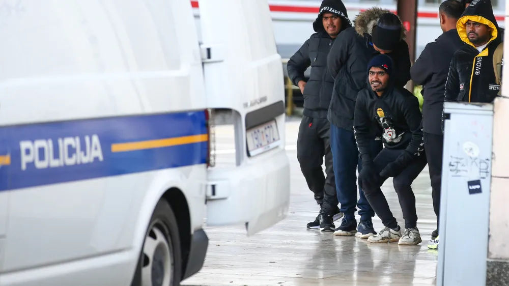 Hrvaška policija in migranti. Fotografija je simbolična.